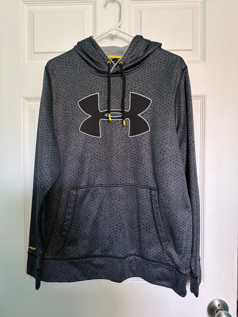 Men’s Medium Under Armour hoodie